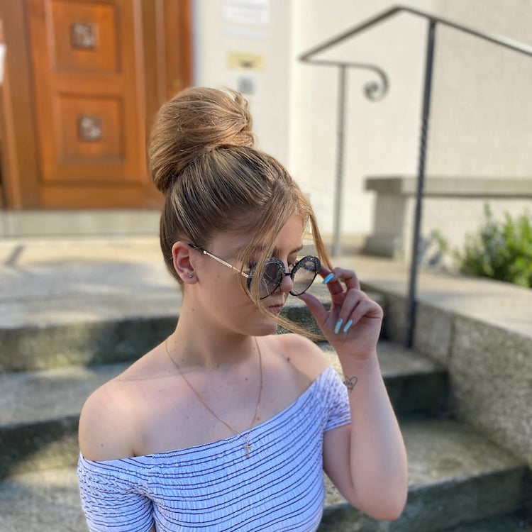 Unser Echthaar Scrunchie ermöglicht dir jeden Haarstyle. Am Oberkopf platzieren für mehr Volumen oder auch verspielt tragen. Dank dem einfachen Gummizug hast du die Wahl. Gestalte deinen neuen Dutt aus Echthaar ganz nach deinen Wünschen!